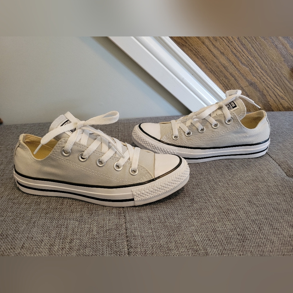 Like New Women's Converse Size 5. - Picture 4 of 8